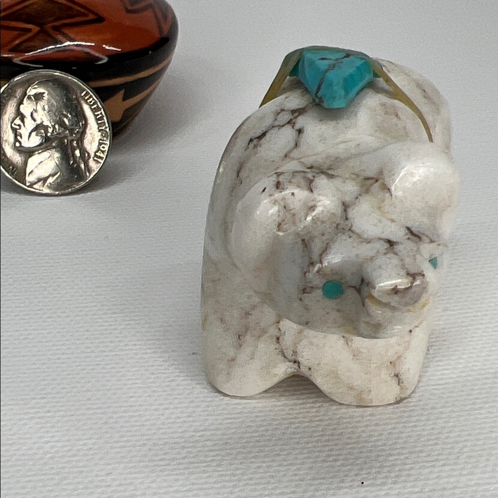 White calcite Bear Figurine with Turquoise Accent. - Picture 5 of 5